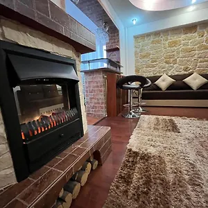 Modern Oasis With A Cozy Fireplace Your Stylish Minutes From Downtown Apartament